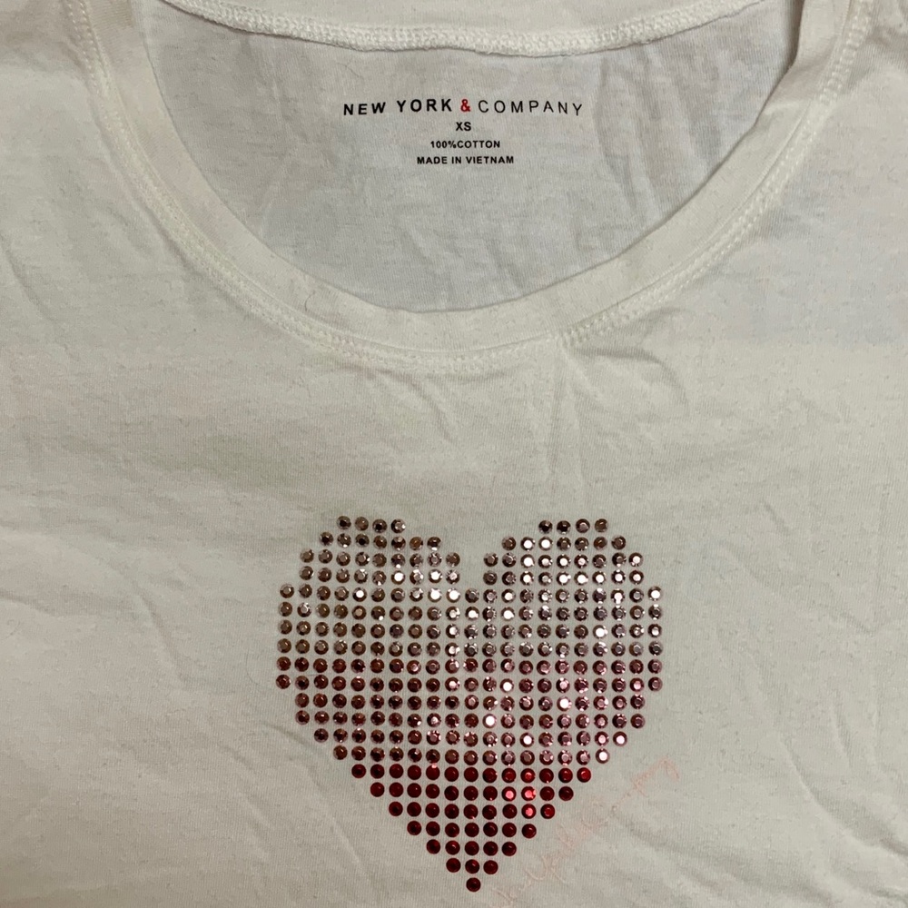 NEW YORK & COMPANY BLING HEART WHITE T-SHIRT EUC